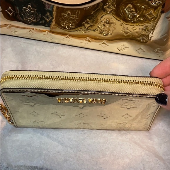 MK Gold metallic Satchel and matching wristlet - Picture 3 of 7
